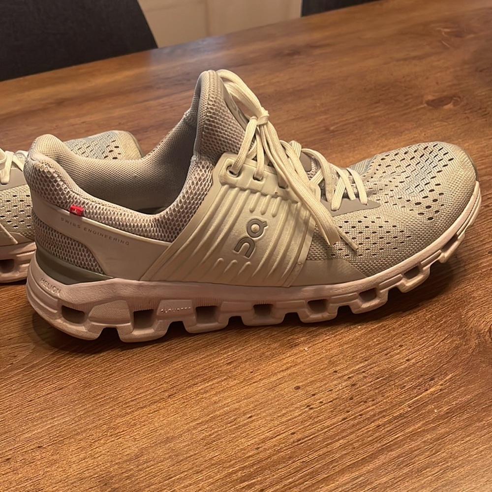 On Cloudswift Running Shoes In Glacier White - image 2